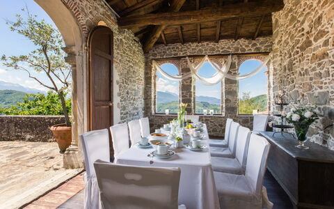 Villa In Garfagnana: Plante, Table, Propriété, Meubles, Vaisselle, Chaise, Plante D'Appartement, Bâtiment, Design Intérieur, Ciel