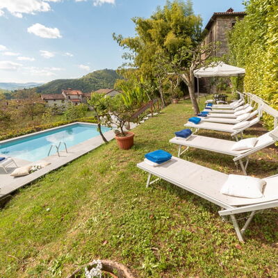 Villa In Garfagnana: Plante, Ciel, L'Eau, Nuage, Piscine, Mobilier De Jardin, Paysage Naturel, Arbre, Architecture, Loisir