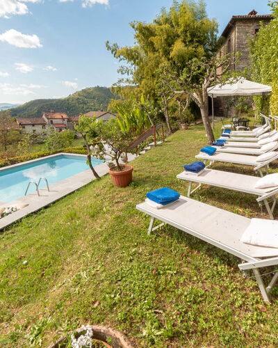 Villa In Garfagnana: Plante, Ciel, L'Eau, Nuage, Piscine, Mobilier De Jardin, Paysage Naturel, Arbre, Architecture, Loisir