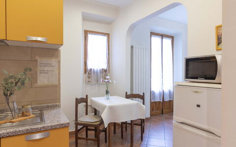 Vintage Apartment in Florence: Meubles, Propriété, Cabinetry, Table, Design Intérieur, Bois, Sol, Bâtiment, Électroménager, Sol