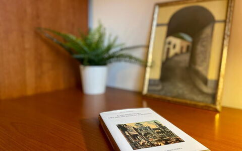 Vintage Apartment in Florence: Plante, Propriété, Table, Plante D'Appartement, Bois, Pot De Fleur, Livre, Publication, Sol, Sol