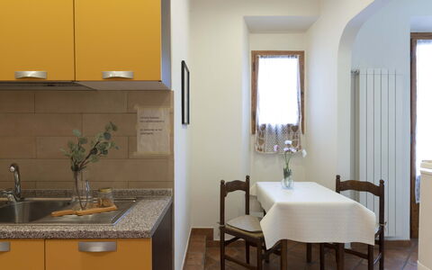 Vintage Apartment in Florence: Propriété, Meubles, Cabinetry, Bâtiment, Design Intérieur, Comptoir, Jaune, Table, Sol
