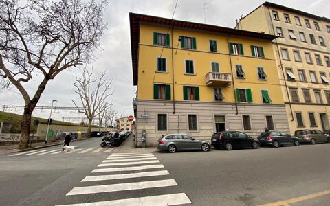 Vintage Apartment in Florence: Ciel, Nuage, Bâtiment, Fenêtre, Voiture, Infrastructure, Arbre, Véhicule, Surface De La Route