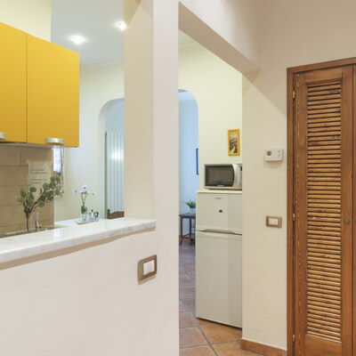 Vintage Apartment in Florence: Cabinetry, Bâtiment, Robinet, Évier, Comptoir, Porte, Design Intérieur, Maison, Bois