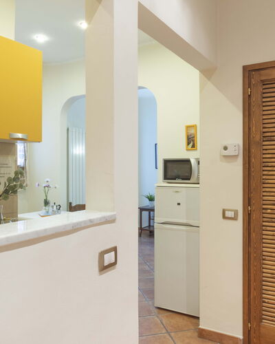 Vintage Apartment in Florence: Cabinetry, Bâtiment, Robinet, Évier, Comptoir, Porte, Design Intérieur, Maison, Bois