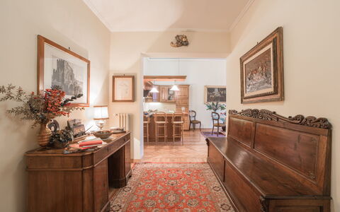 Duomo Suite: Cadre, Propriété, Cabinetry, Table, Plante, Bois, Fleur, Design Intérieur, Plante D'Appartement, Tiroir