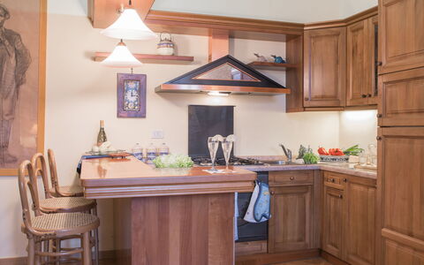 Duomo Suite: Meubles, Propriété, Cabinetry, Comptoir, Bâtiment, Bois, Éclairage, Design Intérieur, Table, Sol