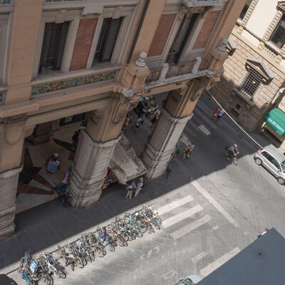 Duomo Suite: Fenêtre, Bâtiment, Design Urbain, Surface De La Route, Voiture, Façade, Point De Repère, Route, Ville, Véhicule