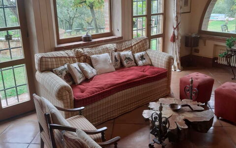 Villa Nibbiano: Meubles, Canapé, Propriété, Fenêtre, Table, Bois, Salon, Textile, Design Intérieur, Confort