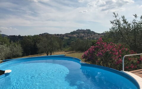 Villa Nibbiano: L'Eau, Nuage, Ciel, Propriété, Plante, Piscine, Bleu Azur, Paysage Naturel, Plan D'Eau
