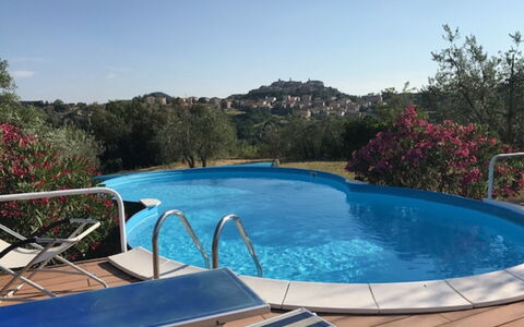 Villa Nibbiano: L'Eau, Plante, Ciel, Piscine, Bleu Azur, Mobilier De Jardin, Arbre, Plan D'Eau, Loisir, Rectangle