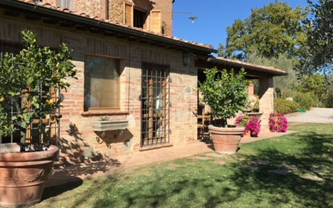 Villa Nibbiano: Plante, Bâtiment, Fenêtre, Propriété, Ciel, Pot De Fleur, Maison, Arbre, Chalet, Zone Résidentielle