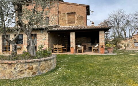 Villa Nibbiano: Plante, Ciel, Fenêtre, Bâtiment, Arbre, Nuage, Lot Terre, Bois, Herbe, Maison