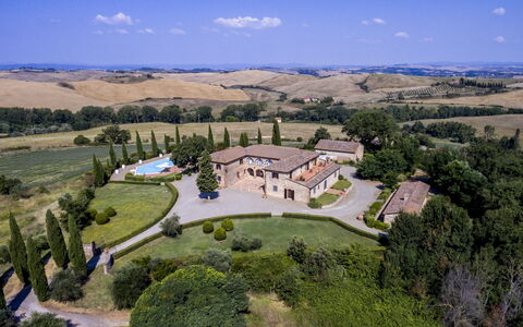 Villa Sulle Crete: Nuage, Plante, Ciel, Arbre, La Nature, Lot Terre, Paysage, Design Urbain, Zone Rurale, Plaine