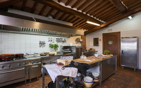 Villa Sulle Crete: Meubles, Comptoir, Cabinetry, Bois, Design Intérieur, Appareil De Cuisine, Bâtiment, Cuisine, Sol, Table