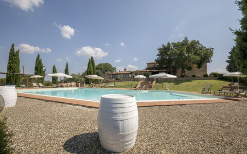 Villa Sulle Crete: L'Eau, Ciel, Plante, Nuage, Ressources En Eau, Jour, Piscine, Arbre, Lot Terre, Herbe