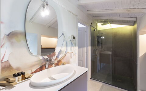 Villa Sulle Crete: Miroir, Robinet, Luminaire Plomberie, Évier, Propriété, Bâtiment, Lavabo, Salle De Bains, Maison, Design Intérieur