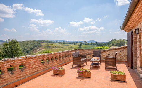 Villa Sulle Crete: Nuage, Ciel, Plante, Bâtiment, Bois, Arbre, Lot Terre, Pot De Fleur, Brique, Fenêtre