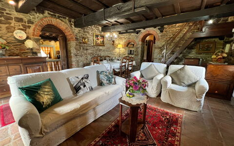 Villa Patrizia: Meubles, Canapé, Table, Bâtiment, Design Intérieur, Cadre, Salon, Décoration, Sol, Immobilier