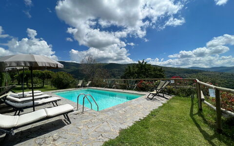 Villa Patrizia: Nuage, L'Eau, Ciel, Piscine, Arbre, Mobilier De Jardin, Loisir, Balancelle, Plante, Ombre