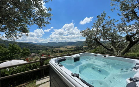 Villa Patrizia: Nuage, L'Eau, Ciel, Ressources En Eau, Arbre, Piscine, Plan D'Eau, Jacuzzi, Paysage Naturel, Loisir