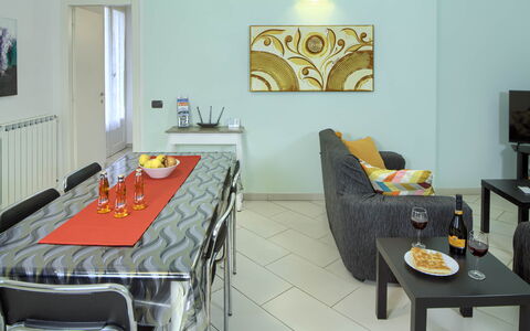 Apartment Fernanda 2 - Levanto: Table, Meubles, Propriété, Cadre, Bâtiment, Textile, Design Intérieur, Chaise, Sol, Sol