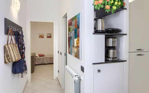 Apartment Fernanda 2 - Levanto: Propriété, Blanc, Design Intérieur, Étagère, Rayonnage, Mur, Gaz, Fleur, Sol, Bois