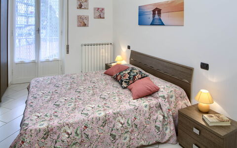 Apartment Fernanda 2 - Levanto: Meubles, Propriété, Fenêtre, Confort, Bois, Textile, Design Intérieur, Architecture, Sol, Bâtiment