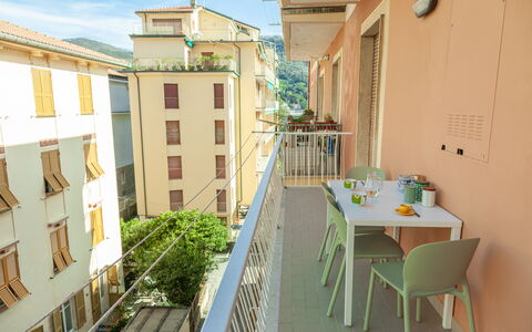 Apartment Fernanda 2 - Levanto: Bâtiment, Table, Fenêtre, Meubles, Ciel, Chaise, Jaune, Quartier, Maison, Plante