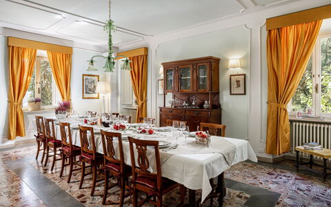 Villa Staggia: Meubles, Design Intérieur, Table, Chaise, Plafond, Textile, Éclairage, Sol, Salle À Manger, Pièce