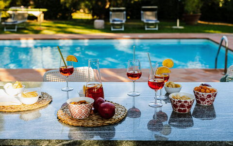 Villa Staggia: Aliments, Vaisselle, Fruit, Serveware, Table, Ingrédient, Drinkware, Produire, Verres À Pied, Vaisselle