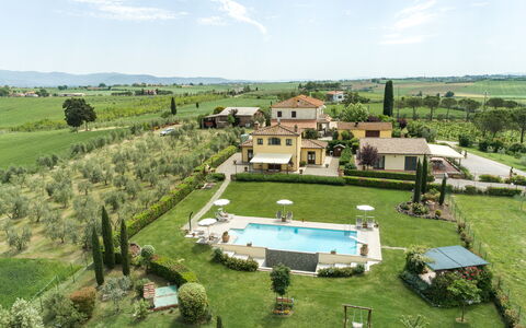 Villa Dei Ciliegi: Ciel, Nuage, Plante, La Nature, Lot Terre, Arbre, Design Urbain, Herbe, Loisir, Maison