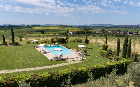 Villa Dei Ciliegi: Nuage, Ciel, Plante, Piscine, Arbre, Lot Terre, Paysage Naturel, Mobilier De Jardin, Ombre, Prairie
