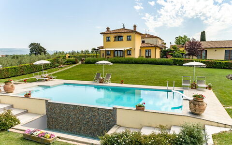 Villa Dei Ciliegi: L'Eau, Plante, Ciel, Nuage, Piscine, Bâtiment, Fenêtre, Arbre, Mobilier De Jardin, Ombre