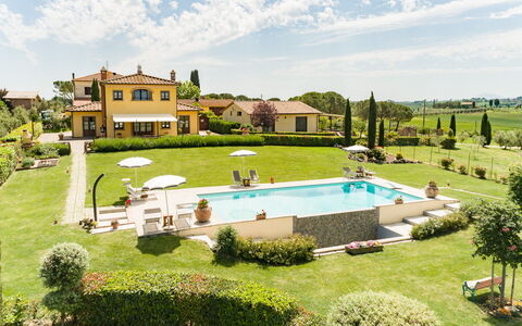 Villa Dei Ciliegi: Nuage, Plante, Ciel, Bâtiment, Piscine, L'Eau, Arbre, Lot Terre, Herbe, Loisir