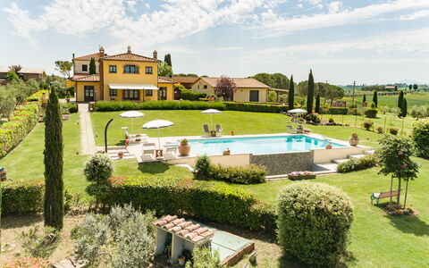 Villa Dei Ciliegi: Nuage, Plante, Ciel, Propriété, Bâtiment, Vert, Arbre, Lot Terre, Design Urbain, Herbe