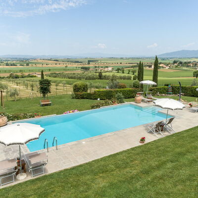 Villa Dei Ciliegi: Ciel, Nuage, Propriété, L'Eau, Piscine, Plante, Ombre, Lot Terre, Mobilier De Jardin, Arbre