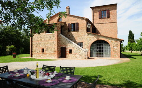 Casale Chieteno: Plante, Propriété, Meubles, Ciel, Table, Bâtiment, Fenêtre, Arbre, Chaise, Vaisselle