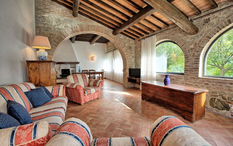 Casale Chieteno: Table, Meubles, Canapé, Bâtiment, Bois, Fenêtre, Confort, Design Intérieur, Salon, Sol