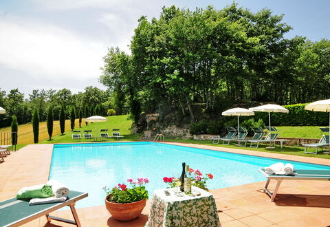 Casale Chieteno: L'Eau, Plante, Ciel, Arbre, Bleu Azur, Piscine, Nuage, Mobilier De Jardin, Fleur, Loisir