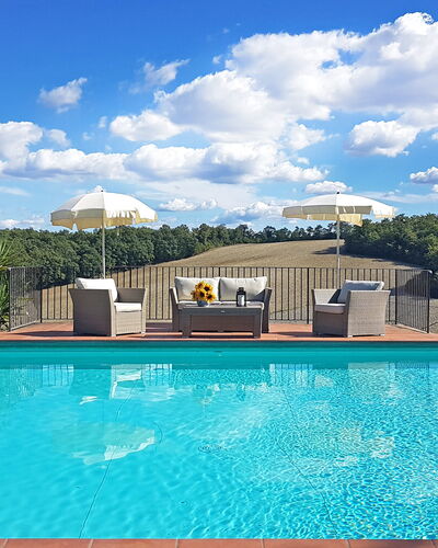Casale Chieteno: Nuage, L'Eau, Ciel, Jour, Plante, Piscine, Bleu, La Nature, Bâtiment, Rectangle