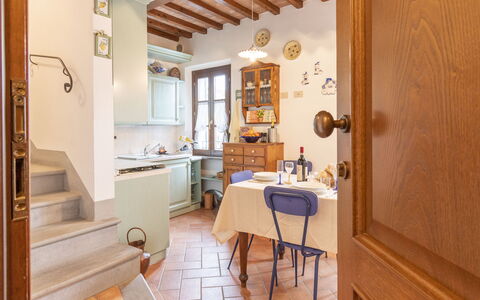 Il Borgo Apartment: Table, Meubles, Cabinetry, Bois, Design Intérieur, Comptoir, Chaise, Porte, Sol, Cuisine