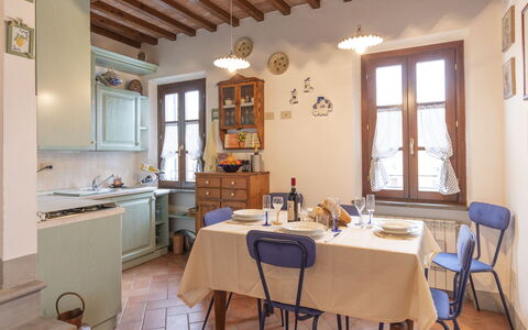 Il Borgo Apartment: Meubles, Table, Propriété, Cabinetry, Fenêtre, Chaise, Bois, Design Intérieur, Comptoir