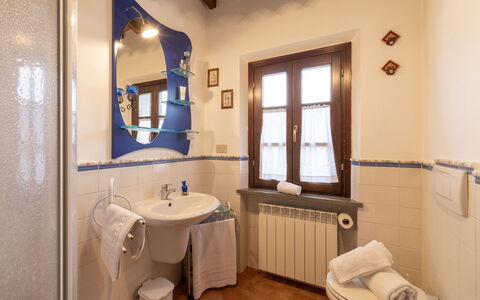 Il Borgo Apartment: Miroir, Robinet, Luminaire Plomberie, Évier, Propriété, Lavabo, Salle De Bains, Fenêtre, Design Intérieur, Architecture