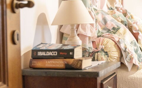 Il Borgo Apartment: Produit, Bois, Design Intérieur, Lampe, Tiroir, Salon, Confort, Rayonnage, Dur, La Table De Nuit