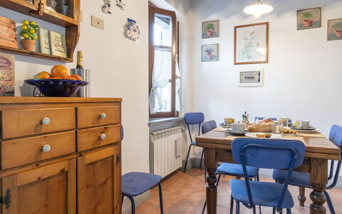 Il Borgo Apartment: Cadre, Meubles, Table, Propriété, Cabinetry, Bleu Azur, Bleu, Chaise, Tiroir, La Commode