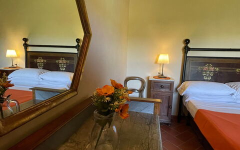 Podere La Sterza: Meubles, Miroir, Confort, Fleur, Bâtiment, Éclairage, Cadre De Lit, Lampe, Design Intérieur, Sol