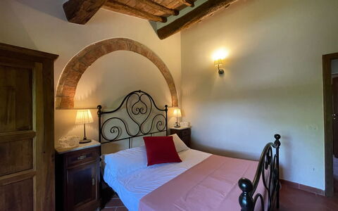 Podere La Sterza: Meubles, Propriété, Confort, Bois, Cadre De Lit, Éclairage, Bâtiment, Design Intérieur, Architecture, Cabinetry