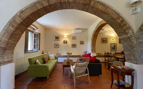 Podere La Sterza: Meubles, Table, Canapé, Cadre, Plante, Chaise, Plante D'Appartement, Salon, Confort, Design Intérieur