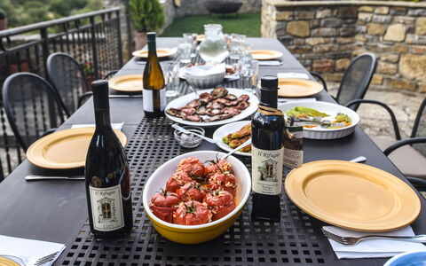 Casale Montanare: Aliments, Table, Vaisselle, Meubles, Bouteille, Chaise, Assiette, Verre De Vin, Ingrédient